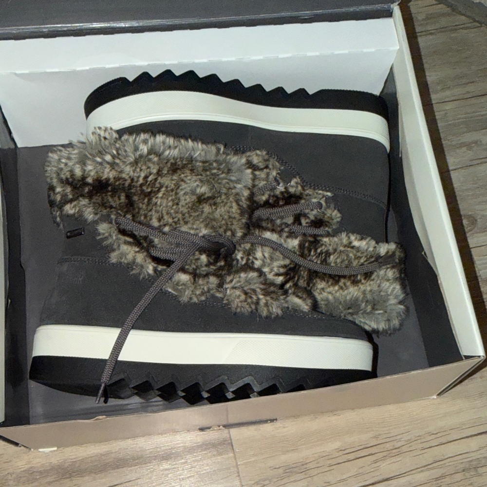 Cougar Women's Gray Faux Fur Trim Winter Boots